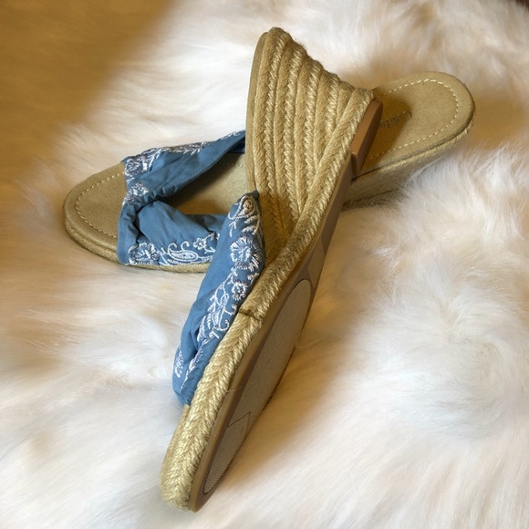 NWOT Cute Slip Ons 💞 - Picture 4 of 4